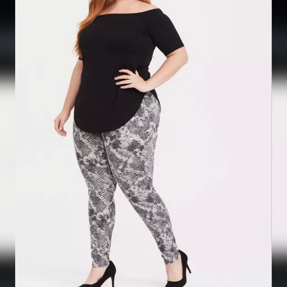 NEW Snakeskin Jegging Super Stretch Size 18R NWT